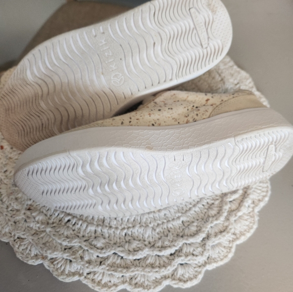 Kizik Sneakers - Picture 3 of 4